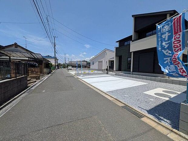 【前面道路含む現地写真】前面道路は公道西側約4.37m。大型車の通行がなく、騒音や振動が少ないので静かで快適な生活を送れます。JR九州筑豊本線「天道」駅徒歩約18分^^