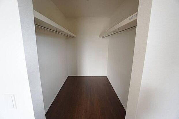 【ウォークインクローゼット】収納力豊富なウォークインクローゼット付き。洋服や小物などを1箇所にまとめて美しい収納を実現します。