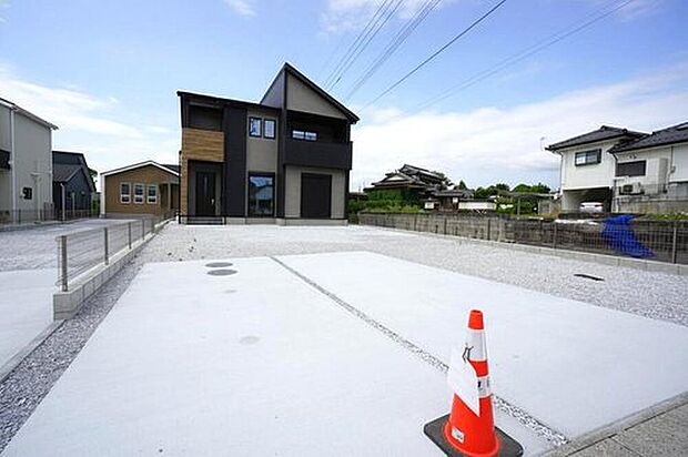 【その他現地】2号棟。設備仕様も充実した新築戸建です。
快適でゆとりのある生活空間で新生活を始めましょう^^
お気に入りの家具とインテリアでステキな部屋を作りましょう。お問合せお待ちしております!!