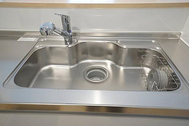 【シンク】広々とした凸型シンクに洗剤ポケットを標準装備。大きなお鍋など洗いやすいです。洗剤や石鹸、スポンジもすっきりできる収納付き。