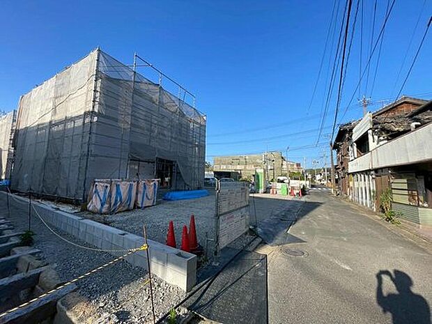 【前面道路含む現地写真】前面道路は公道南側約3.8m。安全性、機能性に優れたオール電化で快適な新生活^^西鉄バス「幸袋新町」停徒歩5分!