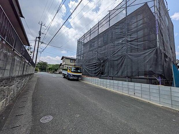 【前面道路】現地(2026年8月)撮影。大きな車でも駐車しやすいため、車のサイズを気にせず好きな車に乗れます^^