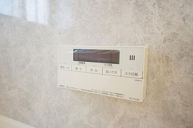 【追い炊き機能】同仕様写真。湯量・湯温の設定、そして保温までワンタッチのフルオートバス。便利な追い炊き機能付きです。