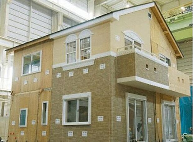 【その他】震災経験から地震対策が進む日本で、飯田産業はいち早く建物の強度対策に着手。世界有数の地震発生国だからこそ、住む方々の「安心・安全」に真摯に向き合い続け、強固で信頼できる住まいづくりを追求しています。