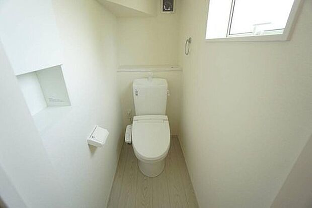 【トイレ】1号棟。温水洗浄機付トイレです。節水機能もあるので、安心して使えますね。もちろん、1階2階の2ヶ所にトイレがあるので、忙しい朝にもゆとりができますね。