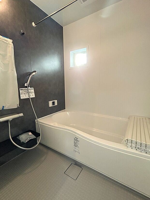 【浴室】毎日のお手入れがしやすい工夫と、心地よい使用感、エコロジー性能を持ったシンプルデザインのシステムバス。