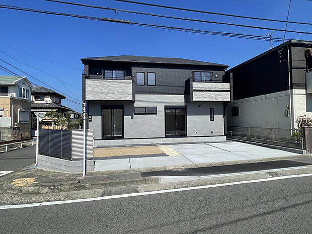 1号棟外観　1号棟庭先と駐車場はゆとりある広さ