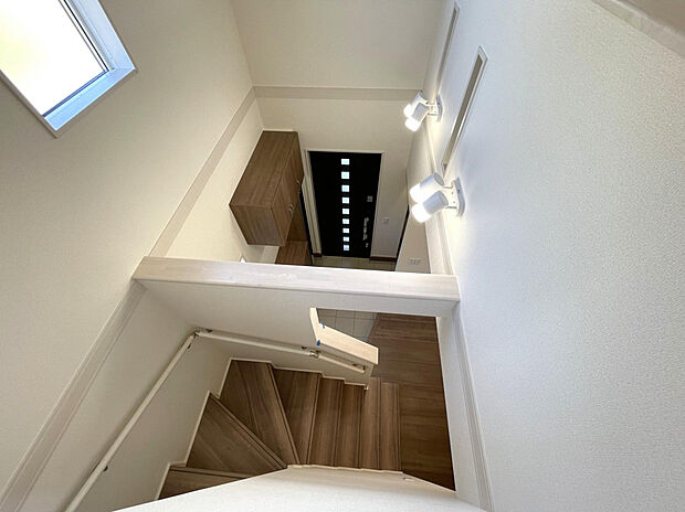 【1号棟玄関吹抜け】お客様をお迎えする玄関は解放感あふれる吹き抜けを採用。