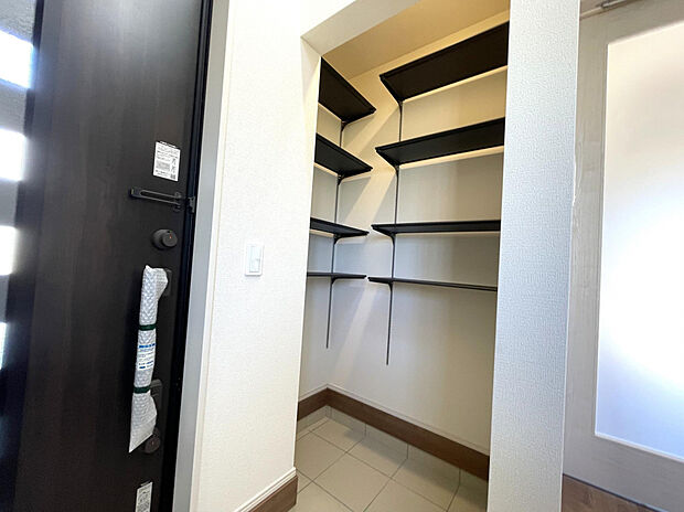 【1号棟シューズクローク】シューズクロークには、ベビーカーやゴルフバックなど収納ができます。