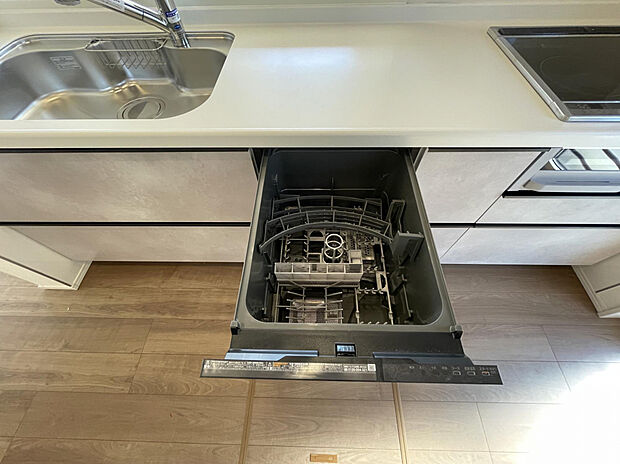 【1号棟食洗器】全棟標準装備の食洗器は、奥様の家事をサポートしてくれます。