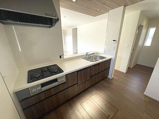 【1号棟キッチン】キッチンには、奥様の家事をサポートする食洗器が標準装備