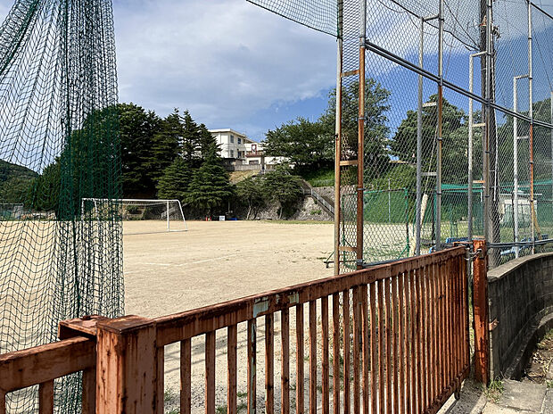 高見中学校（約1,300m）