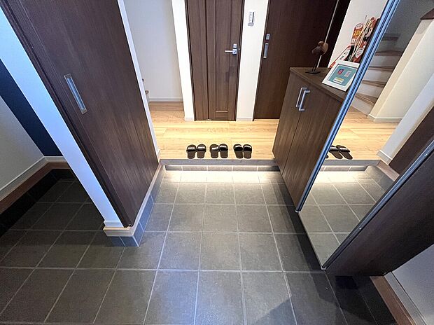 間接照明を採用した玄関 ☆ 姿見付きのシューズボックスがあるので、お出かけ前に身だしなみチェックができます