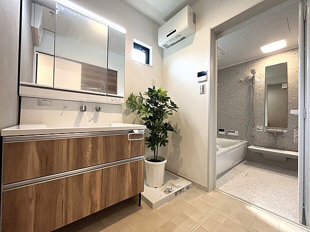 タカラスタンダードの三面鏡　☆　収納力が抜群です