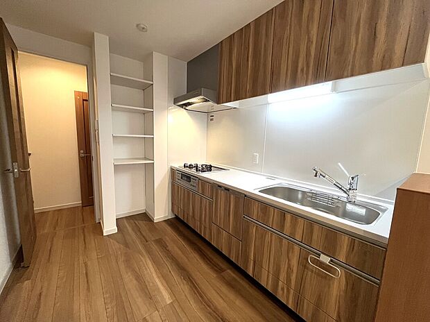 タカラスタンダードのシステムキッチン　☆　吊棚もあって安心の収納力