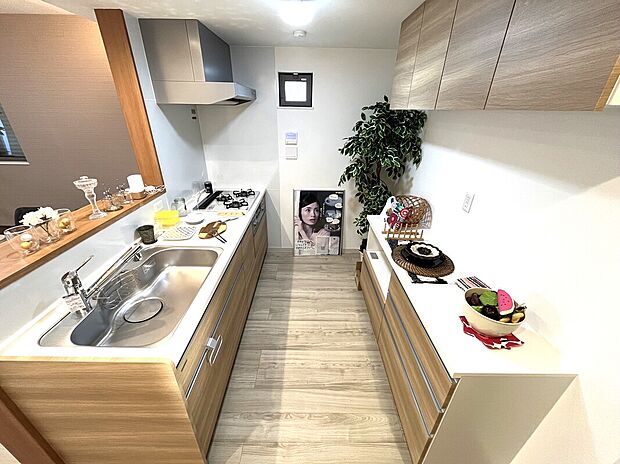 タカラスタンダードのシステムキッチン☆同メーカーのカップボードだから一体感◎