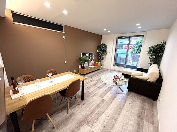 南向きの約17帖のLDKは全面床暖房を採用 ☆ ダウンライト設計だから天井スッキリ解放感◎