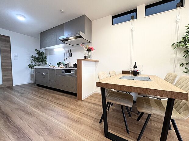 キッチン横にはダイニングスペースを配置　☆　お料理を待つ時間も楽しくなります