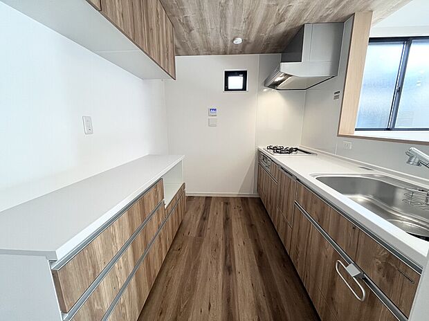 【キッチン】
リビングで遊ぶお子様を見守りながら料理ができる、会話の弾む対面キッチン。同メーカーのカップボードを採用し、デザインに統一感のある豊富な収納で、毎日の家事もスムーズに。