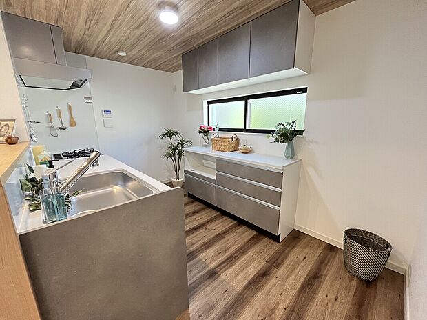 【キッチン】
タカラスタンダード社のシステムキッチン。同メーカーのカップボードを採用し、デザインに統一感のある豊富な収納で、毎日の家事もスムーズに。