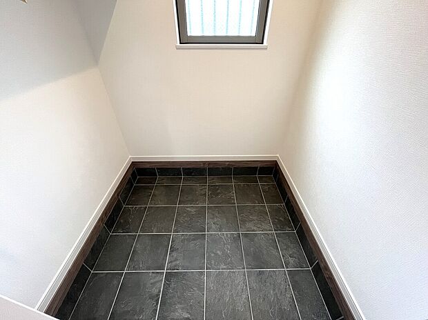 【シューズクローゼット】
可動式で、靴だけでなくベビーカーやアウトドア用品などもすっきり収納可能。いつも綺麗を保てる理想の玄関です。