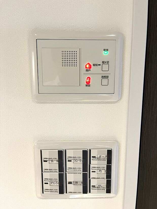 【玄関】
玄関扉には電子錠を採用。
帰宅時に手が塞がっている際などにも、簡単に施錠解錠が可能です。