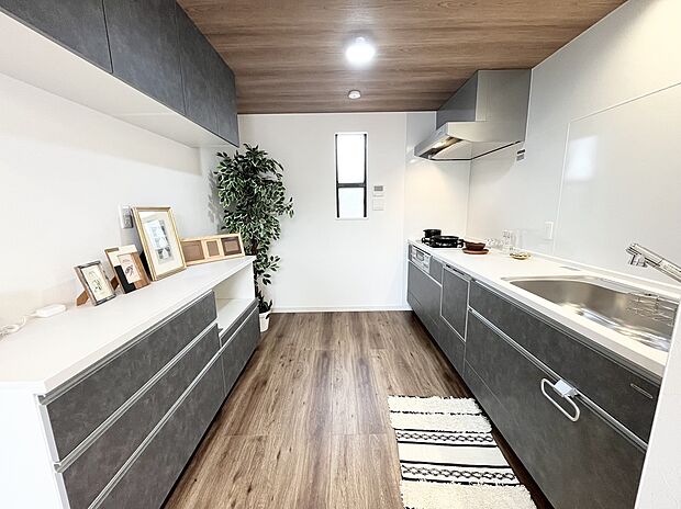 【キッチン】
会話の弾むキッチン。同メーカーのカップボードを採用し、デザインに統一感のある豊富な収納で、毎日の家事もスムーズに。