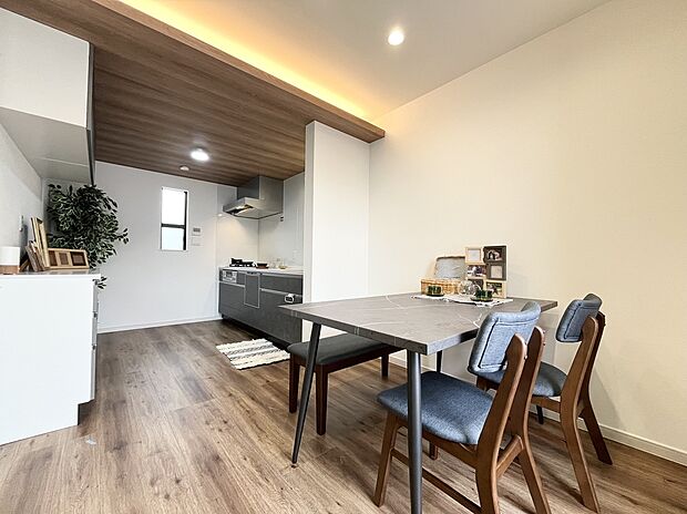 【リビング】
ダウンライト設計で天井もすっきりとした解放感！LDK全面に床暖房を採用した居心地の良い空間です。