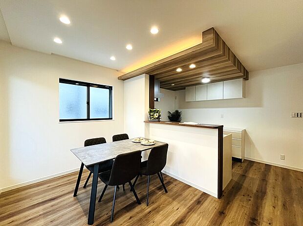 【リビング】
ダウンライト設計で天井もすっきりとした解放感!LDK全面に床暖房を採用した居心地の良い空間です。