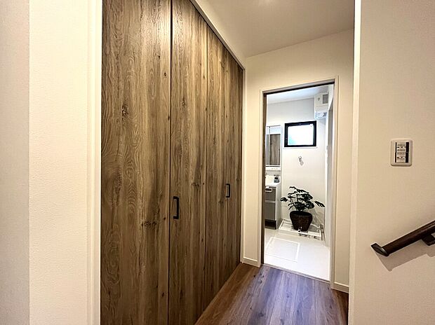 【収納】２階洗面室前に設計した大型クローゼット　☆　タオルや着替えなどの収納にピッタリ