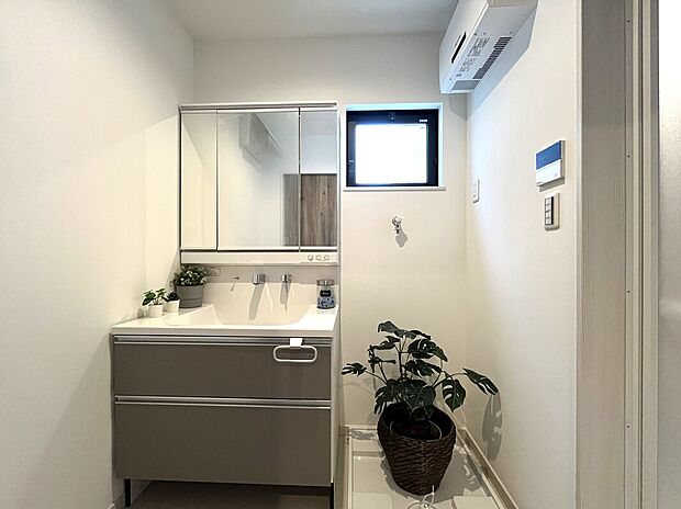 【洗面室】タカラスタンダードの三面鏡洗面台　☆　収納力が抜群です