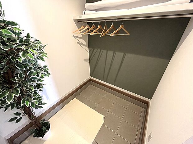 【玄関収納】玄関横にはシューズインクローゼットを採用　☆　ベビーカーやゴルフバッグも楽々収納