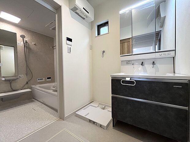 【洗面室】タカラスタンダードの三面鏡洗面台 ☆ 収納力抜群です