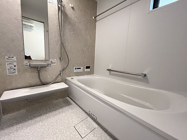 【浴室】TOTOの浴室 ☆ ホッカラリ床は断熱性に優れており、冬場のお風呂も苦痛ではありません