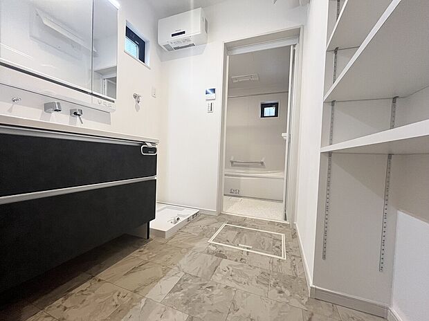 【洗面室】【洗面室】
タカラスタンダードの三面鏡洗面台。豊富な収納力と、幅の広いフラットなカウンターボウルが魅力。