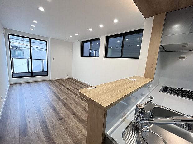 【LDK】【リビング】
家族の会話が弾む、約14帖の広々LDK。東向き&2階リビングで陽当り良好!