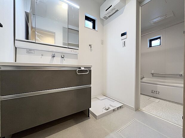 【洗面室】【洗面室】
タカラスタンダードの三面鏡洗面台。豊富な収納力と、幅の広いフラットなカウンターボウルが魅力。