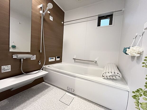 【浴室】【浴室】
大人気のTOTO『サザナ』シリーズを採用。カワック搭載の浴室で、お天気に関係なく室内干しも可能です。