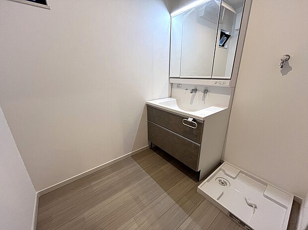 【洗面室】【洗面室】
タカラスタンダードの三面鏡洗面台。豊富な収納力と、幅の広いフラットなカウンターボウルが魅力。