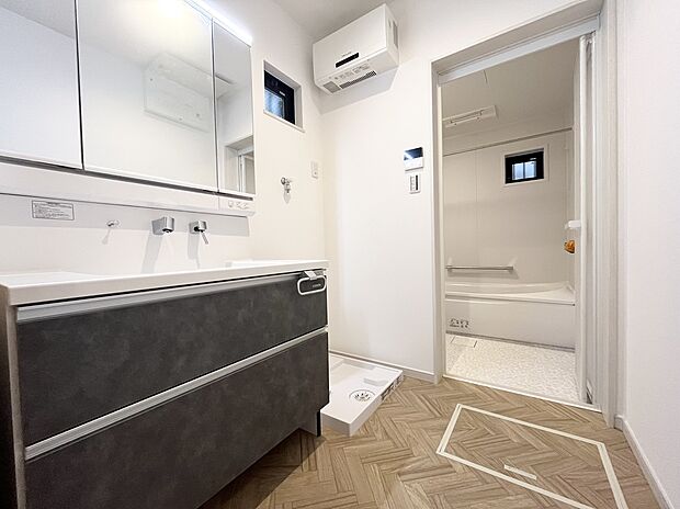 【洗面室】【洗面室】
タカラスタンダードの三面鏡洗面台。豊富な収納力と、幅の広いフラットなカウンターボウルが魅力。