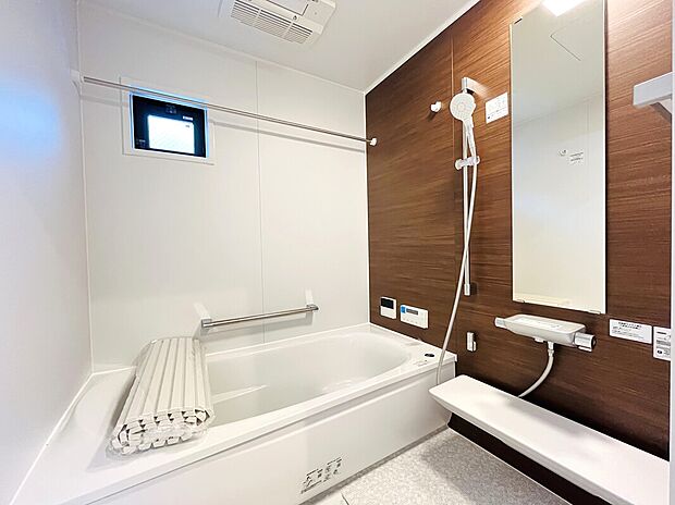 【浴室】【浴室】
大人気のTOTO『サザナ』シリーズを採用。カワック搭載の浴室で、お天気に関係なく室内干しも可能です。