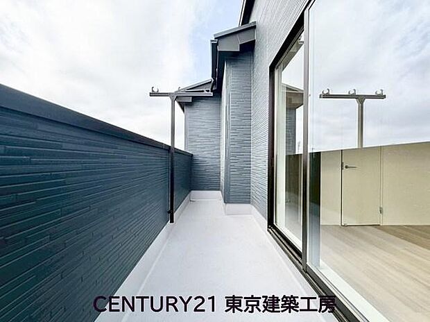 風をしっかりと感じられるバルコニーでは、毎日が洗濯日和です。広々としているので洗濯も楽しくなるでしょうし、気分転換にバルコニーからの眺めを楽しむのもいいでしょう。