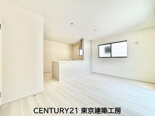 ◇採光良好なリビングは、ご家族の憩いの空間。居心地の良い快適な安らぎの場所にもなりそうです。