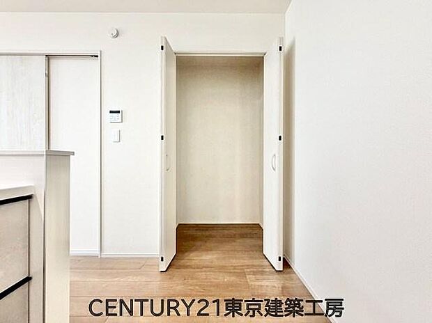 キッチンがスッキリ片付くパントリー収納♪食材のストックや調理器具の保管に便利なスペースです。