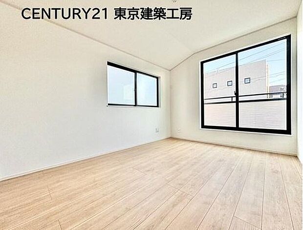 【同仕様】
◇たくさんの陽が入ります♪どんな家具にでも合いやすいナチュラル色のフローリング。飽きのこない快適な空間になります。