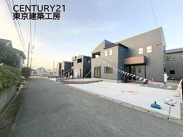敷地は６１坪！４LDK＋駐車スペース３台分ございます♪ゆとりある敷地のため、開放感のある暮らしをお楽しみいただけます。