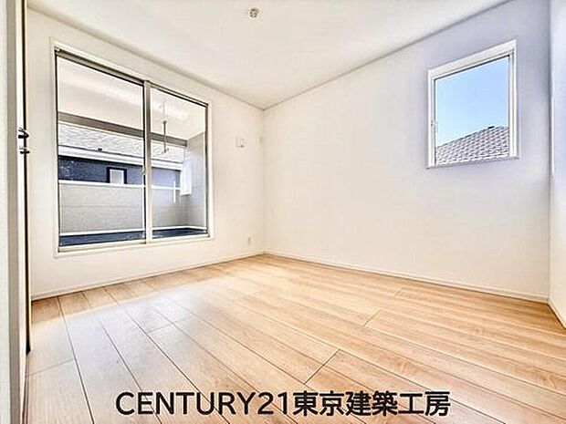 ◇たくさんの陽が入ります♪どんな家具にでも合いやすいナチュラル色のフローリング。飽きのこない快適な空間になります。