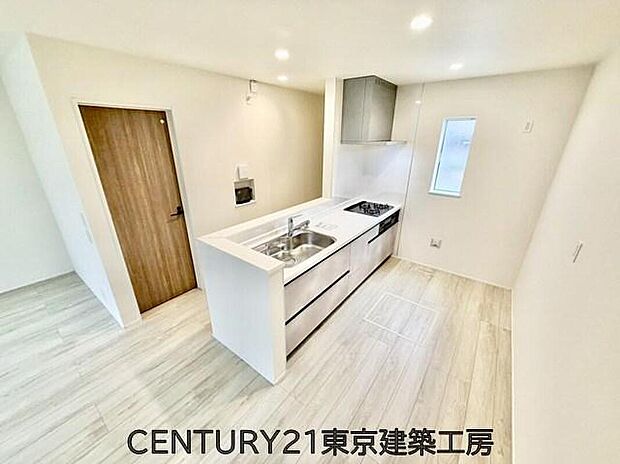 ◇調理がはかどるシステムキッチン♪収納豊富で、シンクも作業スペースも広いのでスムーズに料理ができますね。３口コンロ、グリル付き。