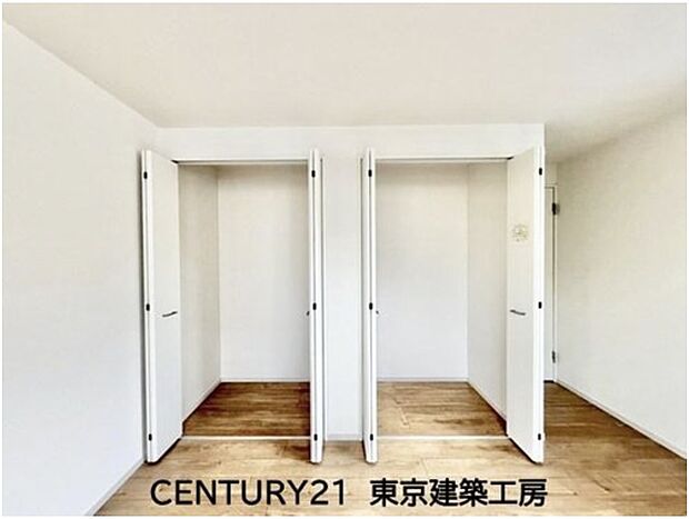 ◇各居室のクローゼットはスーツ類から丈の長いコート類まで何でも収納できる便利なスペースです。衣装ケースと併用することでセーター類なども収納でき自分だけのスペースにできます。