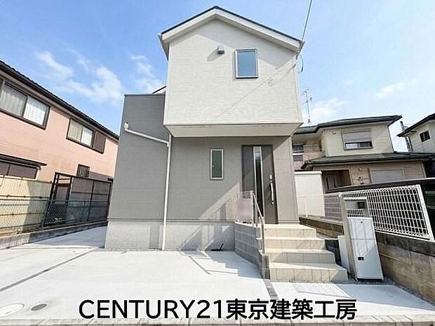 ◆白×グレーの落着きある外観。第一種低層住居専用地域ならではの穏やかな住環境です。静かで開放感のある暮らしを叶えます。